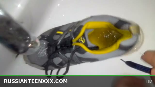 I pee horny in Teen girl's Trainers